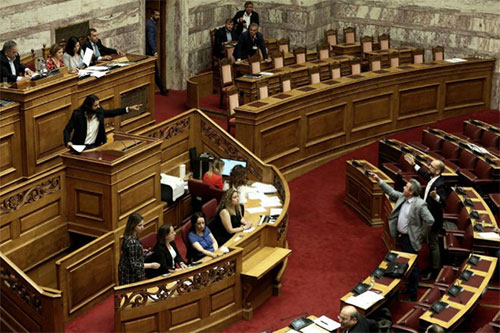 Konstantinos Barbarusis durante un debate en el Parlamento en Atenas La Policía griega busca a un diputado tras ser acusado de alta traición